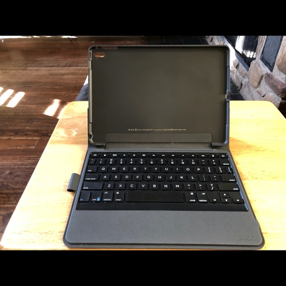 ZAGG iPad Pro 9.7” keyboard folio case NEW - Picture 1 of 3